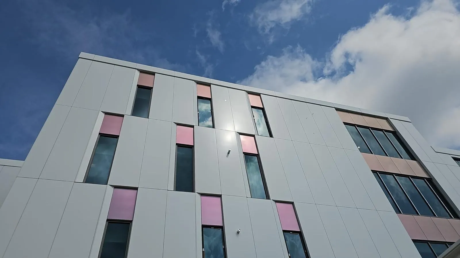 Children’s Nebraska Behavioral Health & Wellness Center — ACM panel and GeoLam installation across the building envelope. (4/9)